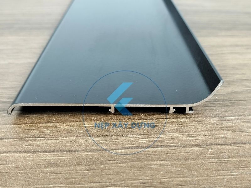 Giá len chân tường nhôm