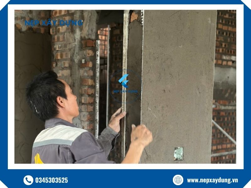 Thi công nẹp góc trát tường
